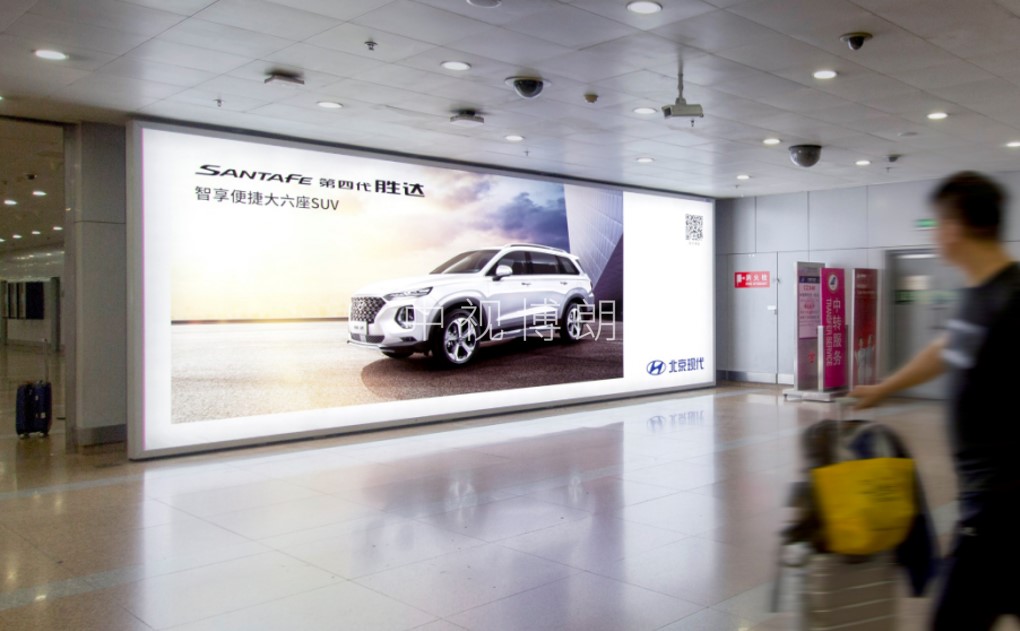 北京首都机场广告-T2国际到达行李厅落地灯箱