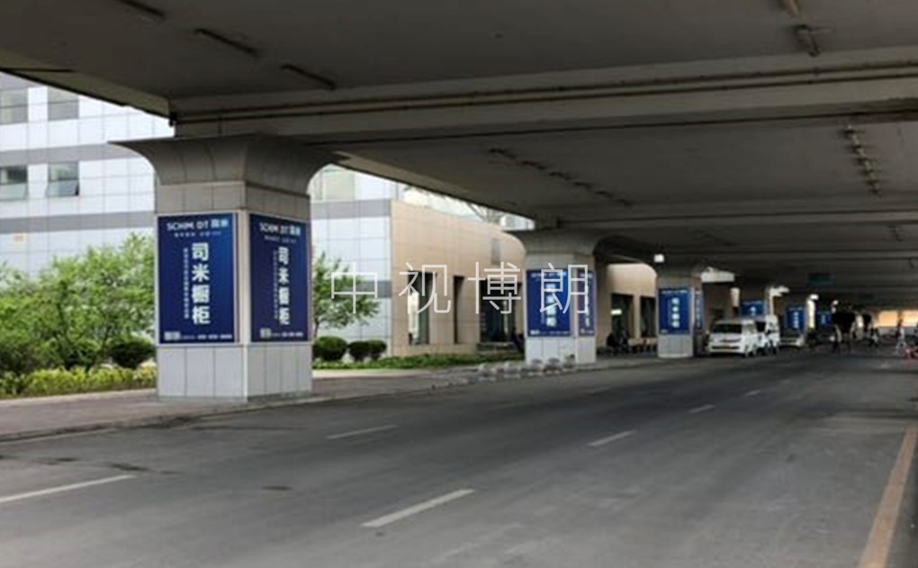 长春机场广告-一层车道包柱灯箱套装1