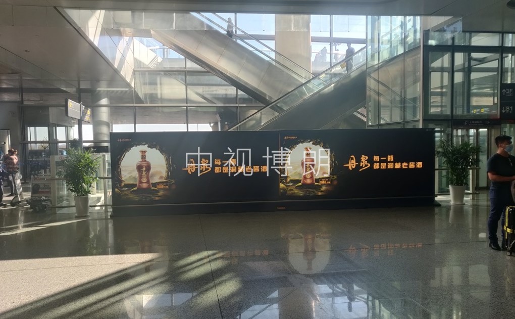 长春机场广告-迎客厅落地灯箱D013