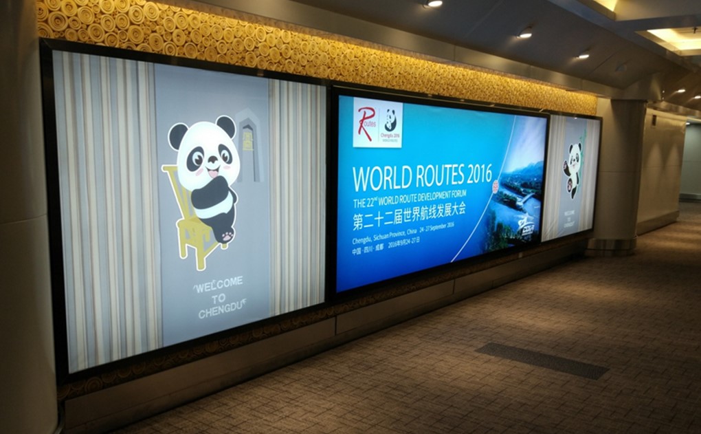 成都机场广告-国际到达走廊灯箱1