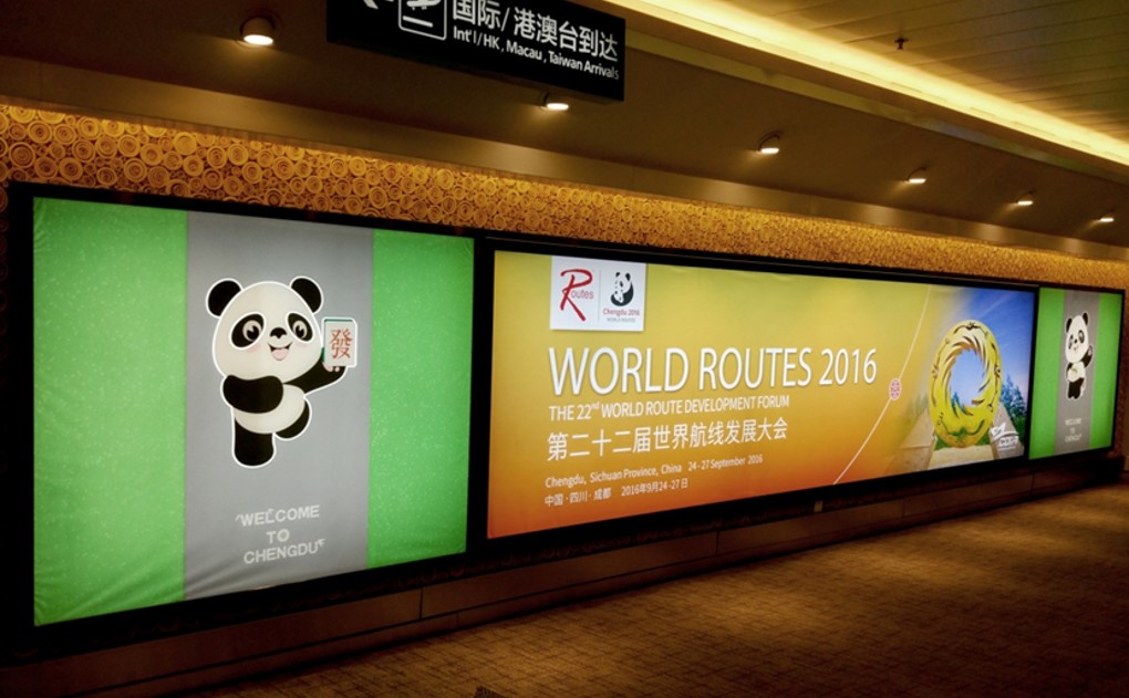 成都机场广告-国际到达走廊灯箱3