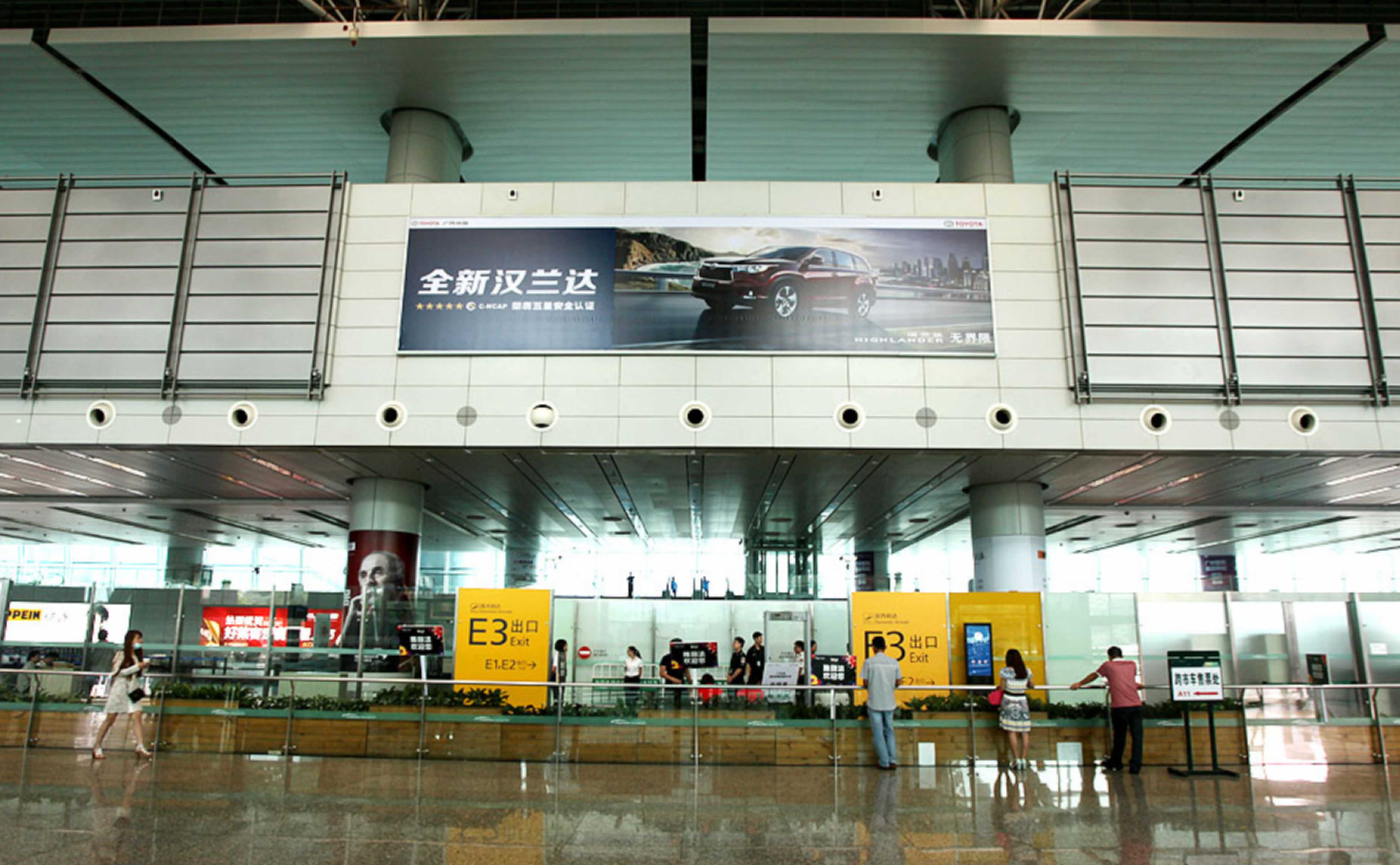 广州机场广告-T1到达迎客厅高空灯箱套装1-3