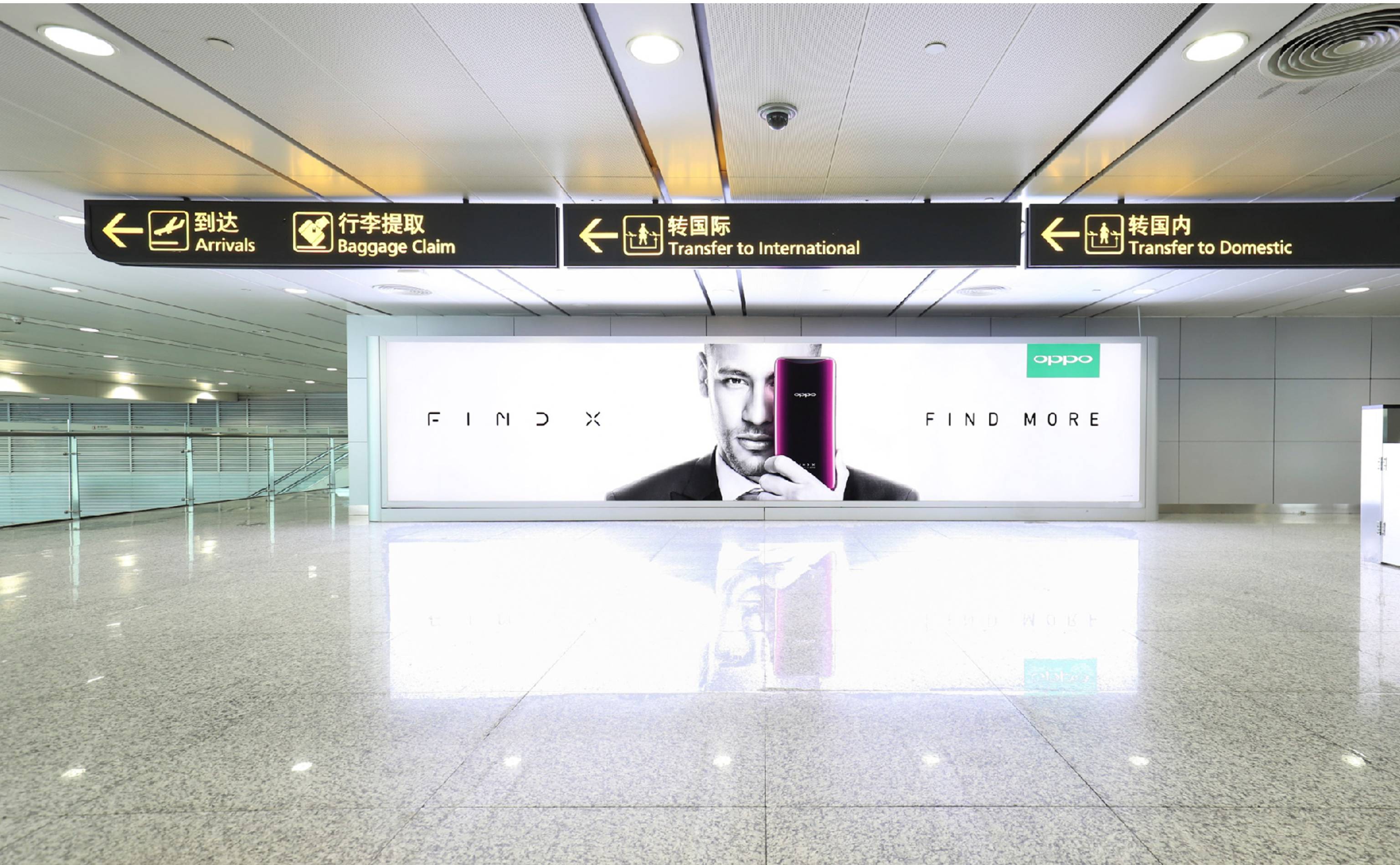 广州机场到达走廊落地灯箱广告