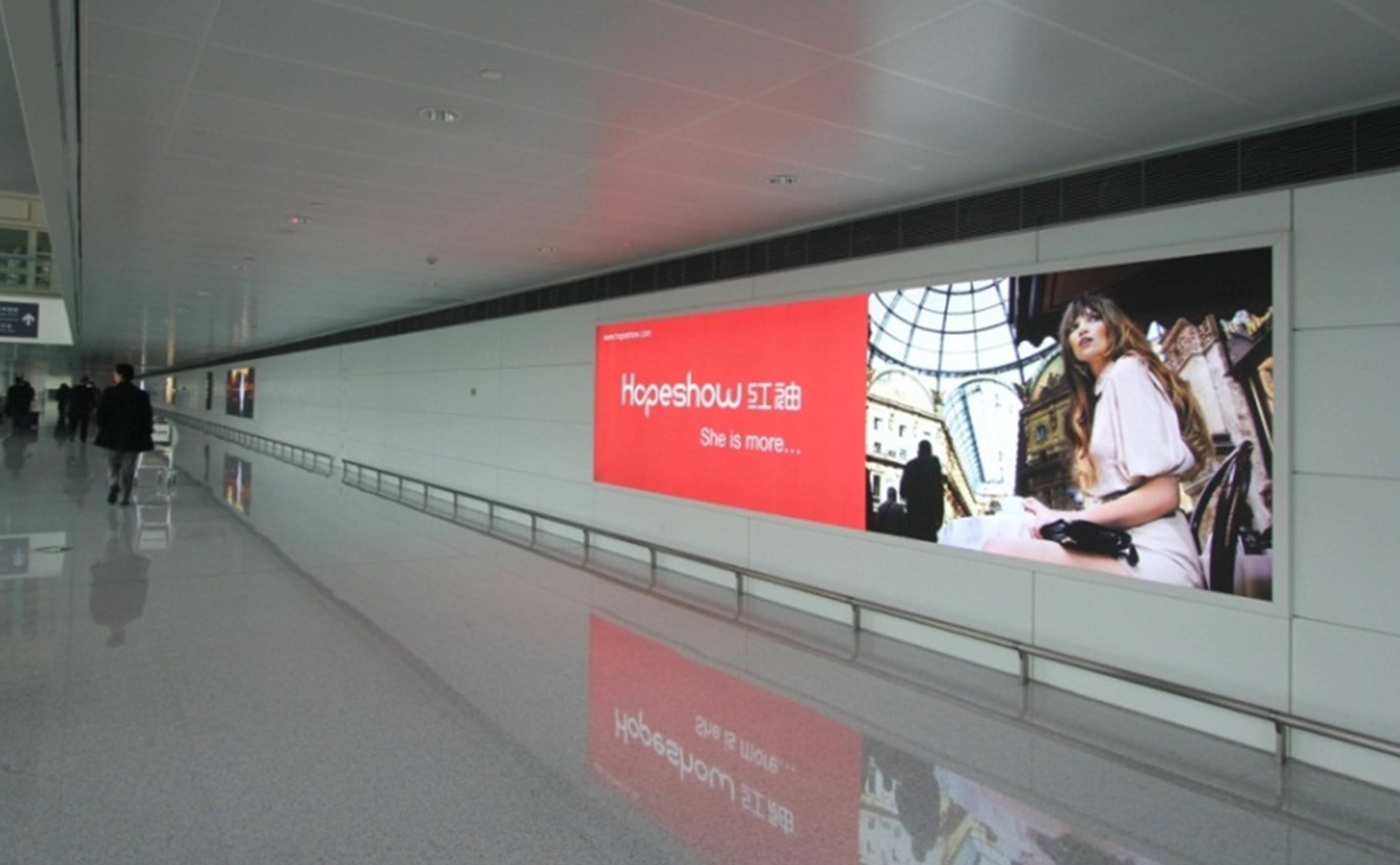 杭州机场广告-T3到达通廊自动扶梯旁灯箱DA63