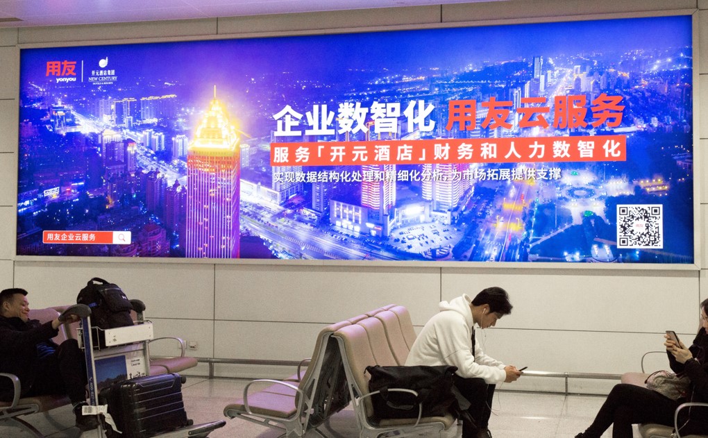 杭州机场广告-T3行李厅墙体灯箱