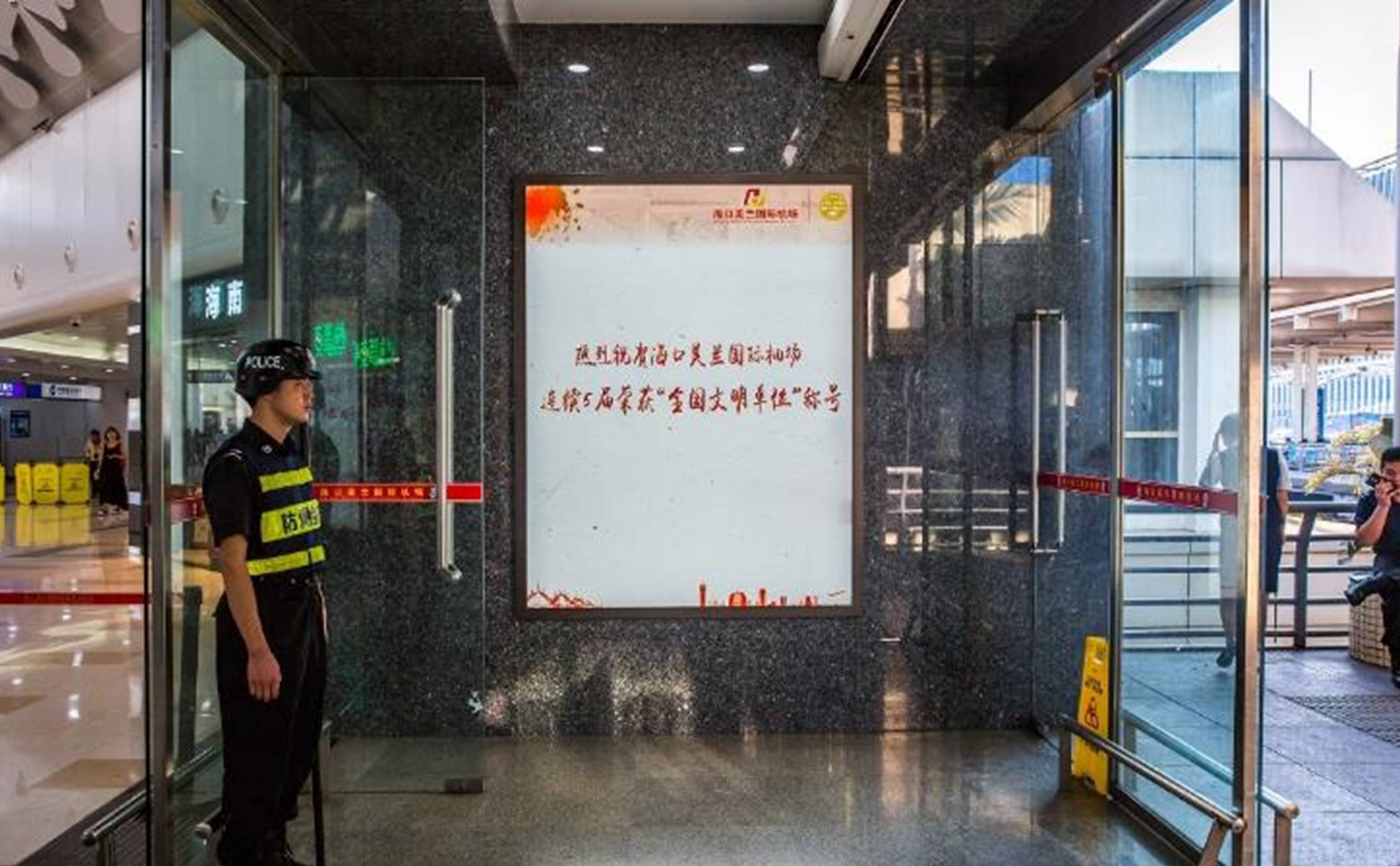 海口机场出发入口两侧灯箱图标