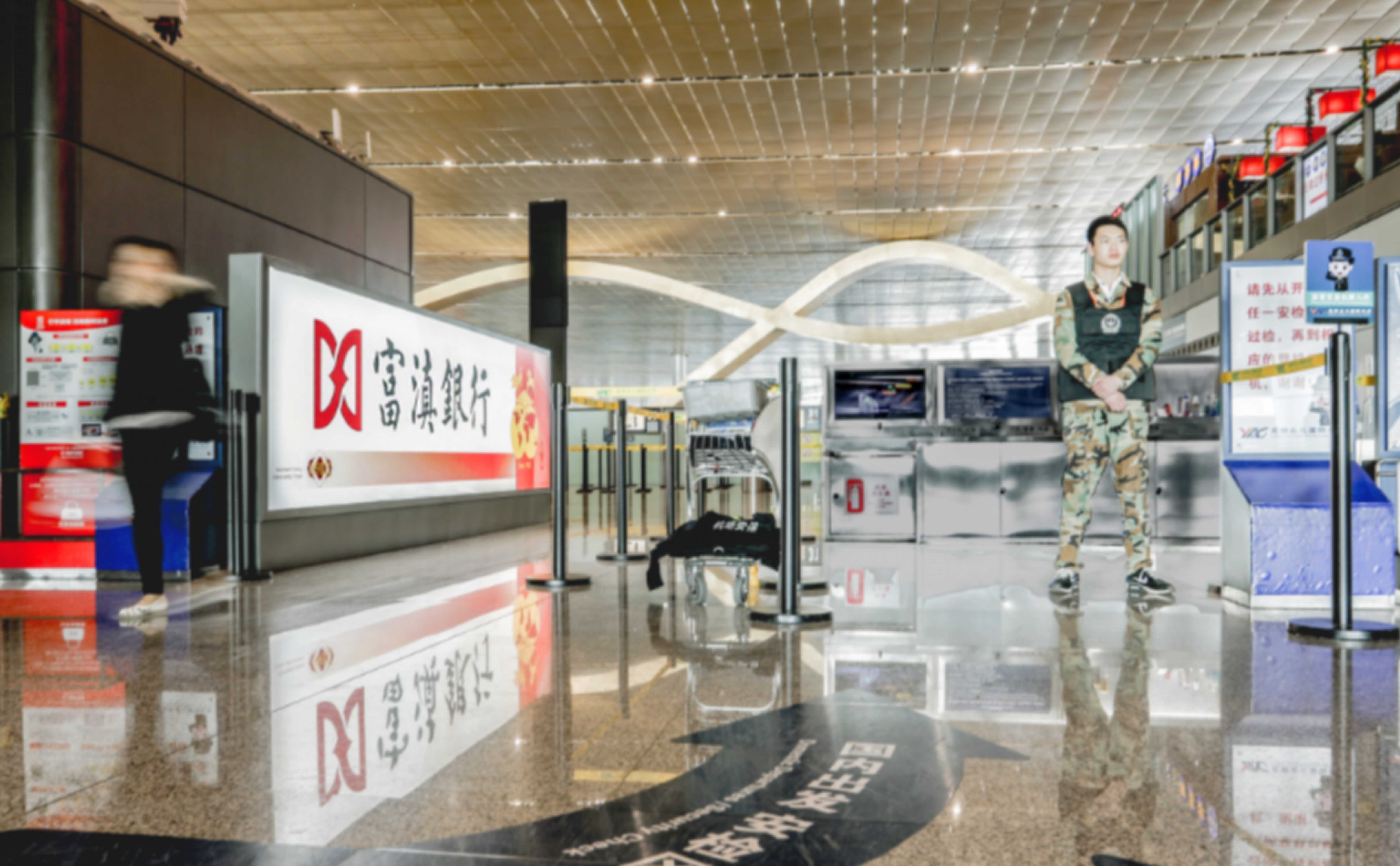 昆明机场广告-出发安检通道灯箱套装