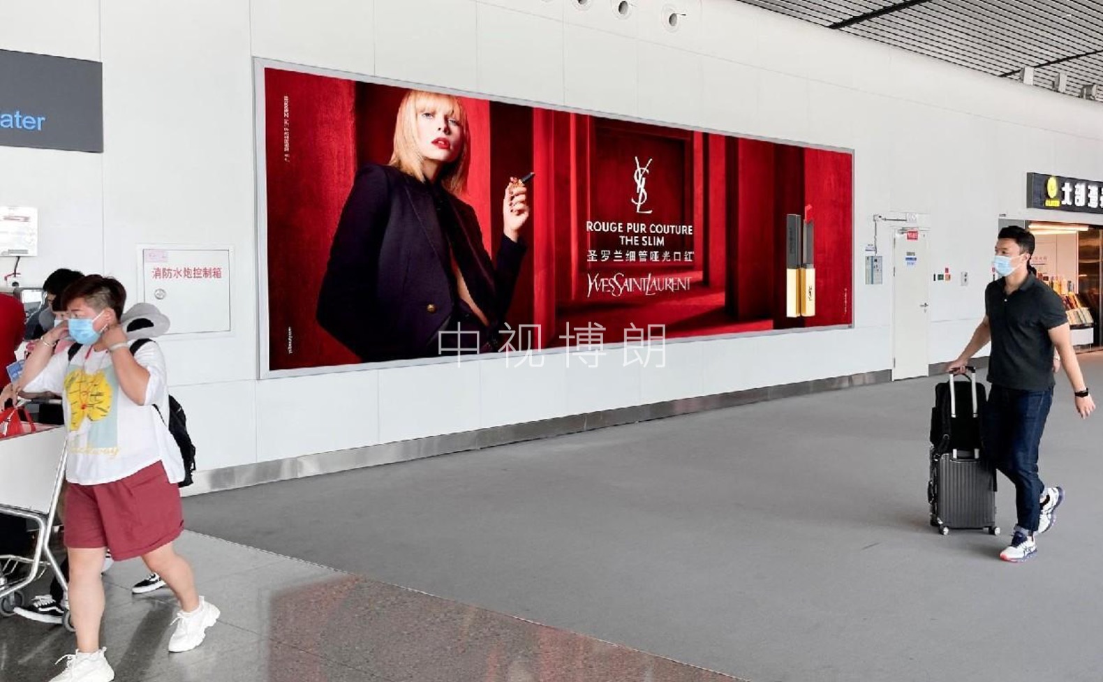 南宁机场出发候机区墙面灯箱广告