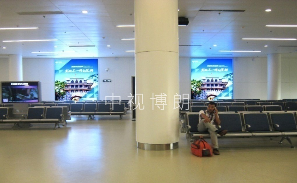 南宁机场国际出发候机座椅区墙面灯箱广告