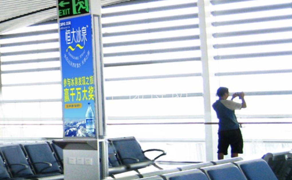 南宁机场国内出发候机厅充电柱广告