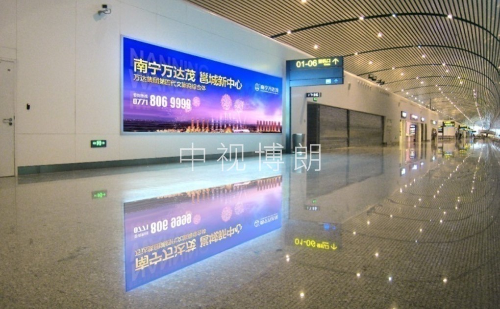 南宁机场出发候机区墙面灯箱广告