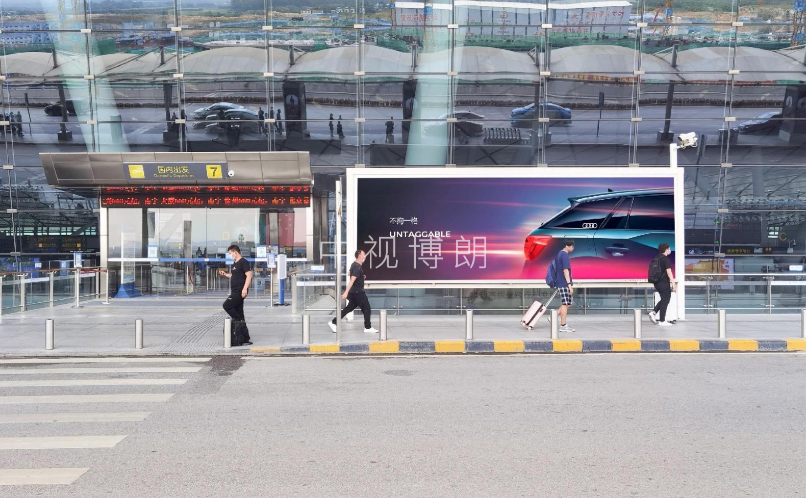 南宁机场广告-国内出发大厅入口外灯箱