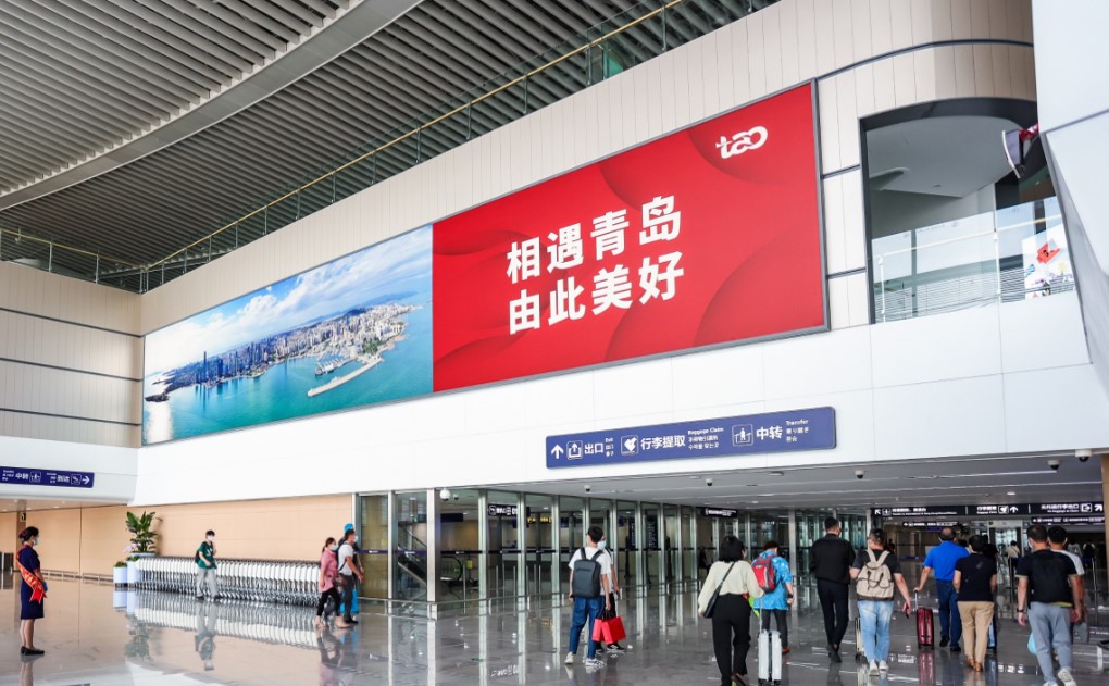 青岛机场广告-国内到达通道高空灯箱套装