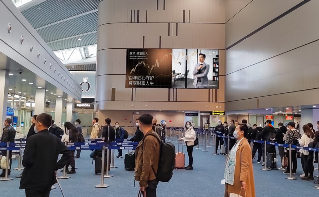 青岛机场广告-国内安检区高空灯箱套装