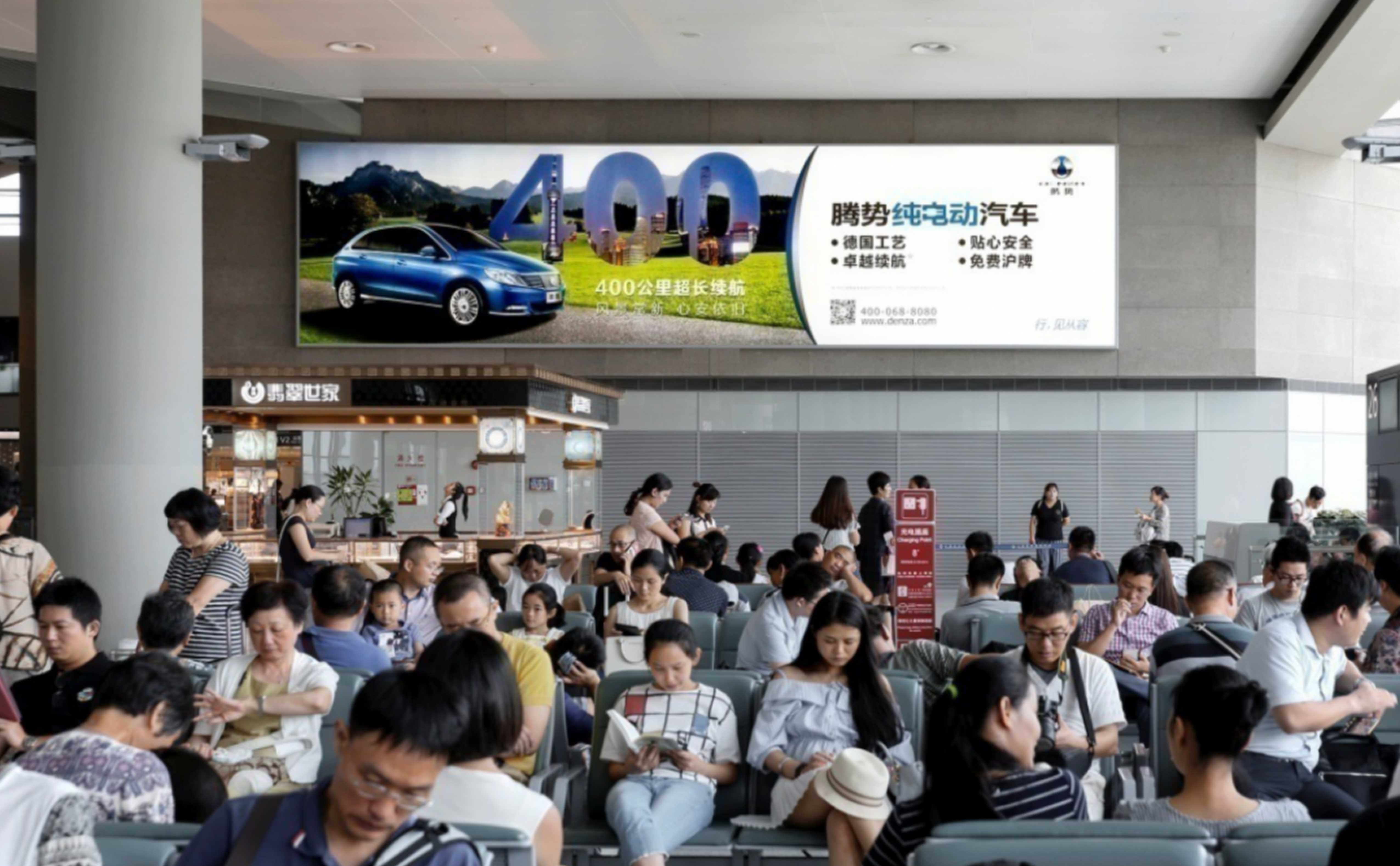 上海机场广告-虹桥T2候机大厅巨型墙面灯箱