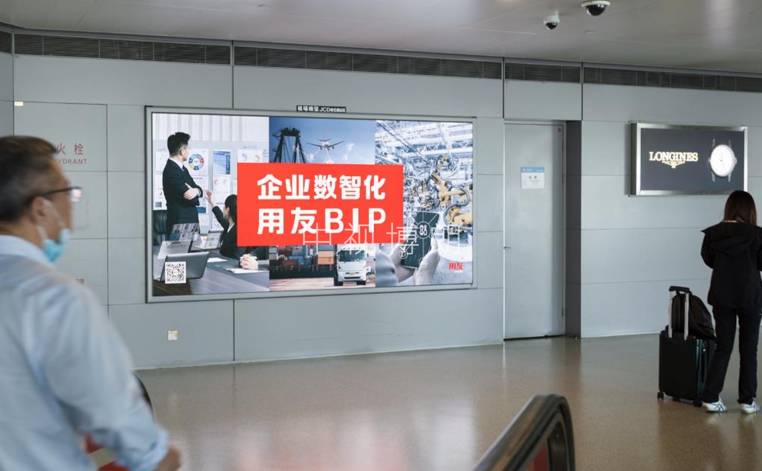 上海机场广告-虹桥T2到达通道灯箱套装