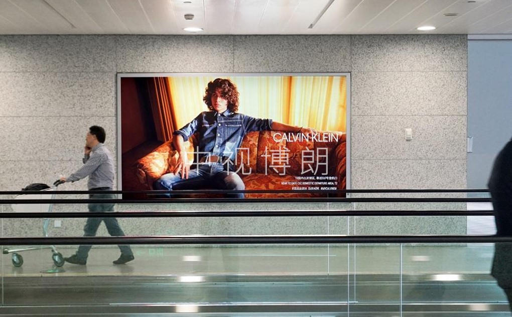 上海机场广告-浦东T2出发到达通道灯箱套装
