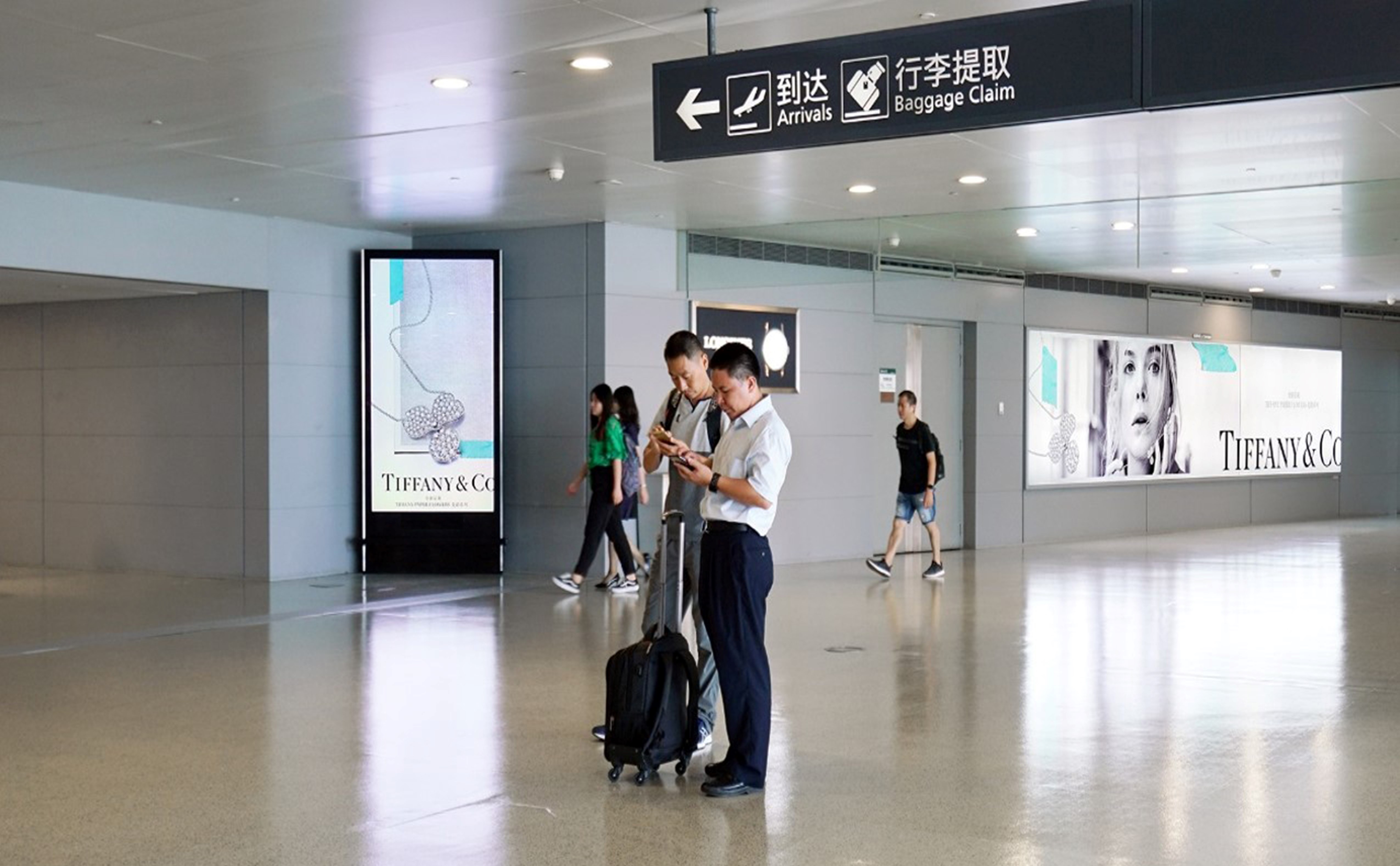上海机场广告-虹桥T2到达长廊电子屏墙面灯箱