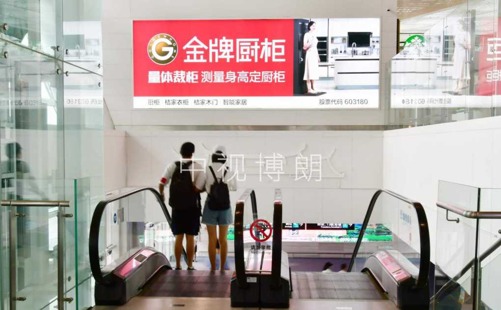 厦门机场广告-T4到达走廊灯箱4