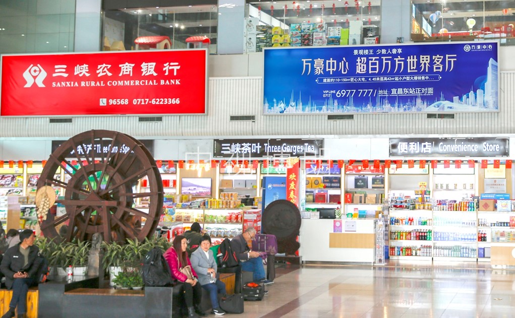宜昌机场出发区灯箱广告