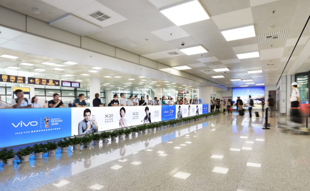 郑州机场迎客厅双面灯箱广告